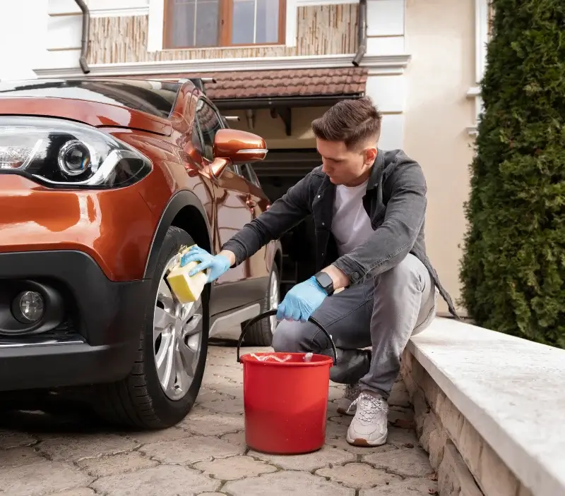 Lavage auto à domicile Bats : professionnel intervenant sur un véhicule